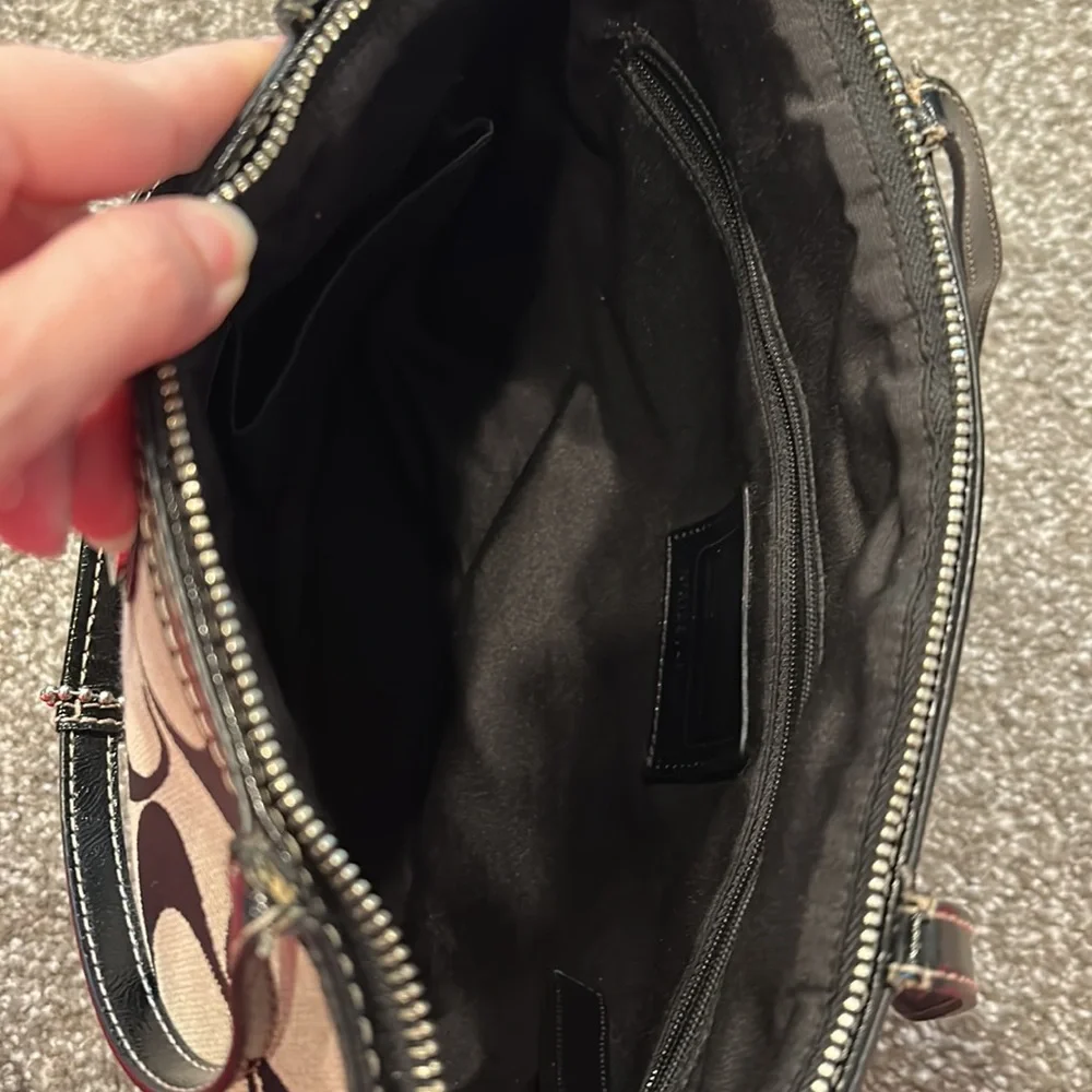 Coach signature jacquard logo stripe handbag purse. Black beige. Patent detail. - Picture 9 of 12